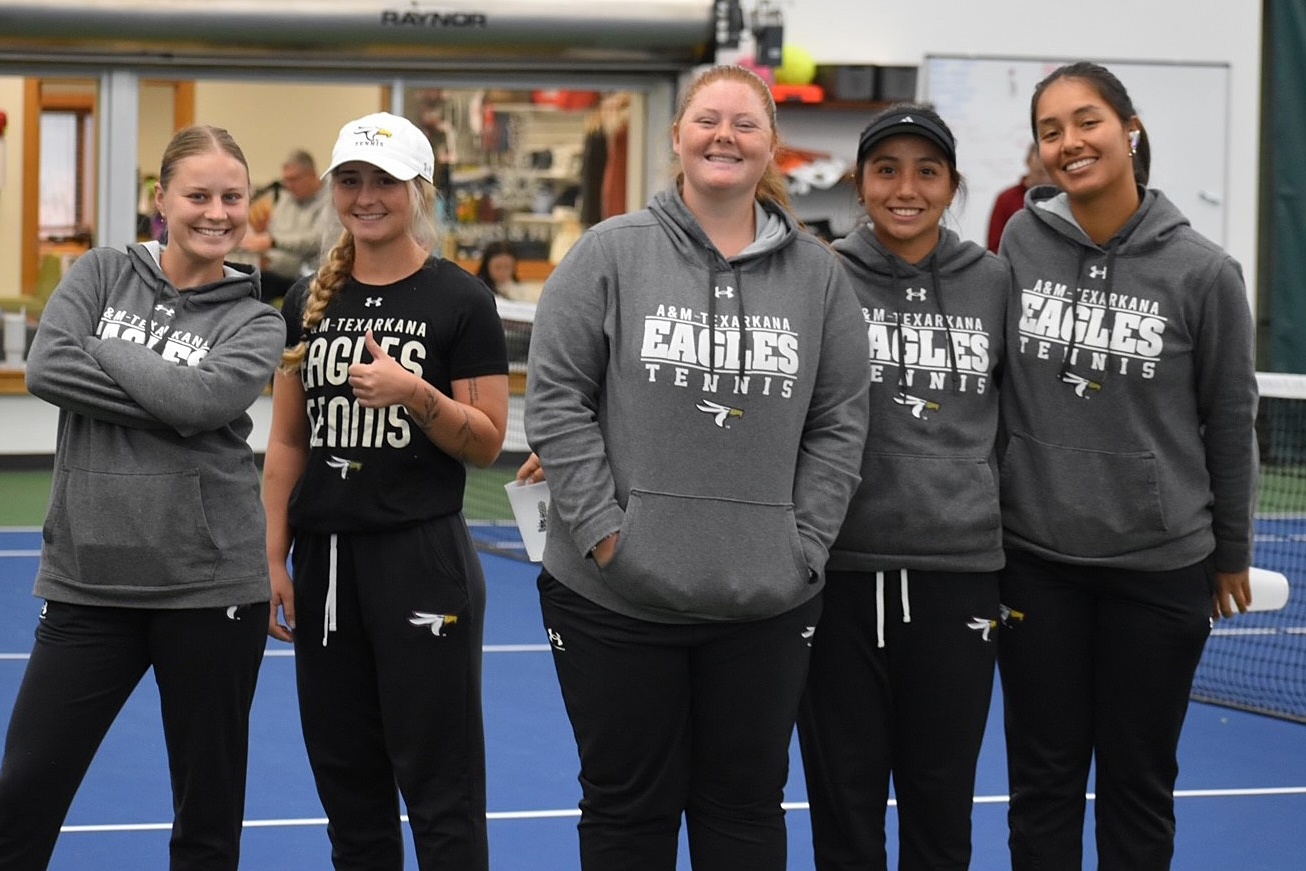 Women's tennis team ups win streak to four with three-match sweep in Kansas